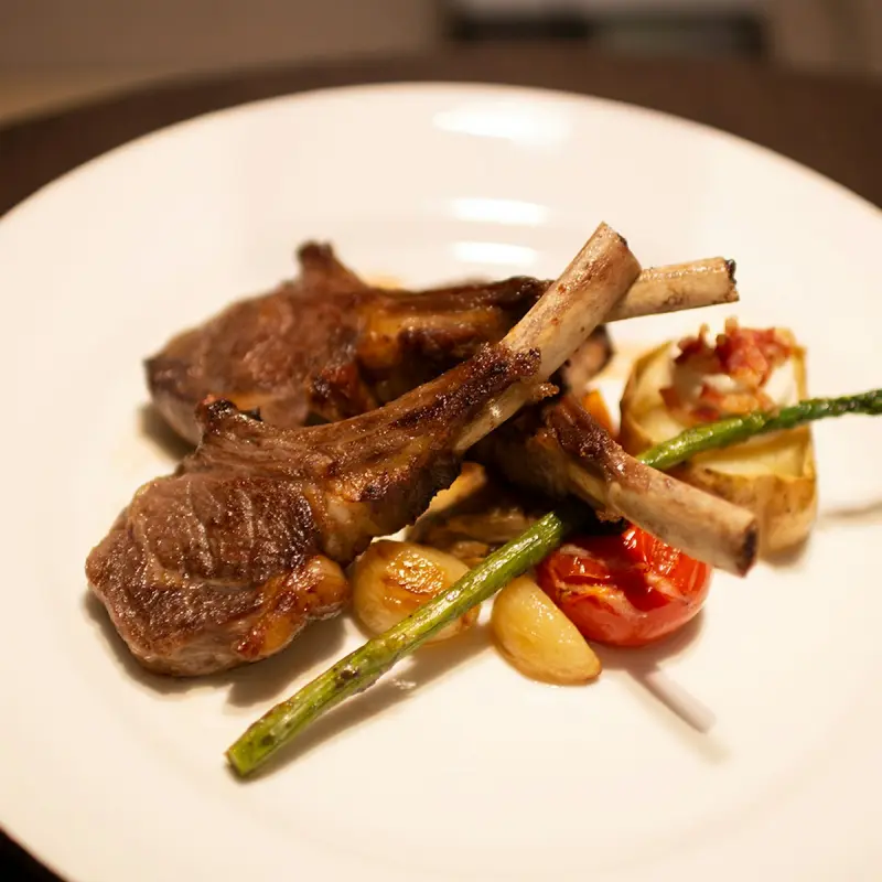 Gegrilde lamskoteletten op een bord