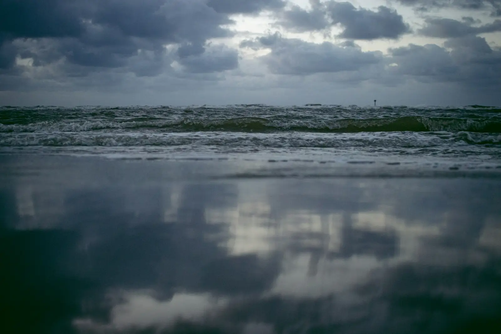 Spiegelend water bij eb op het wad
